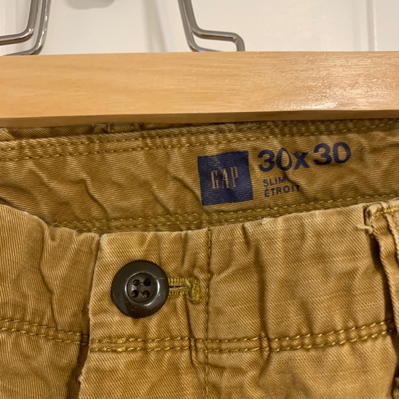 Men Gap Slim Fit khakis (30x30) - Picture 2 of 3